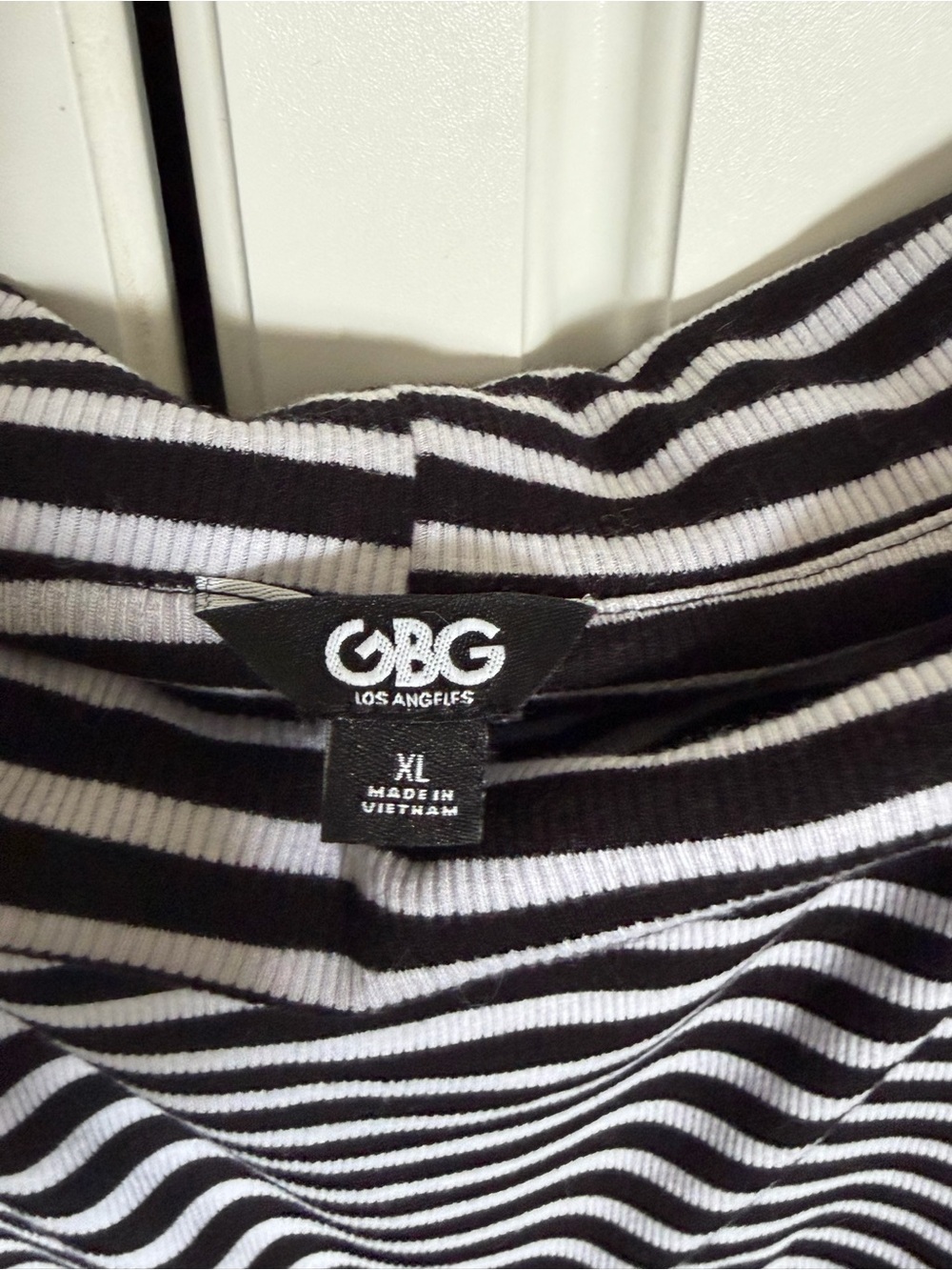 GUESS Shirt -Black & White Stripes with Tie Front Cropped Top Banded Bottom - Picture 3 of 5